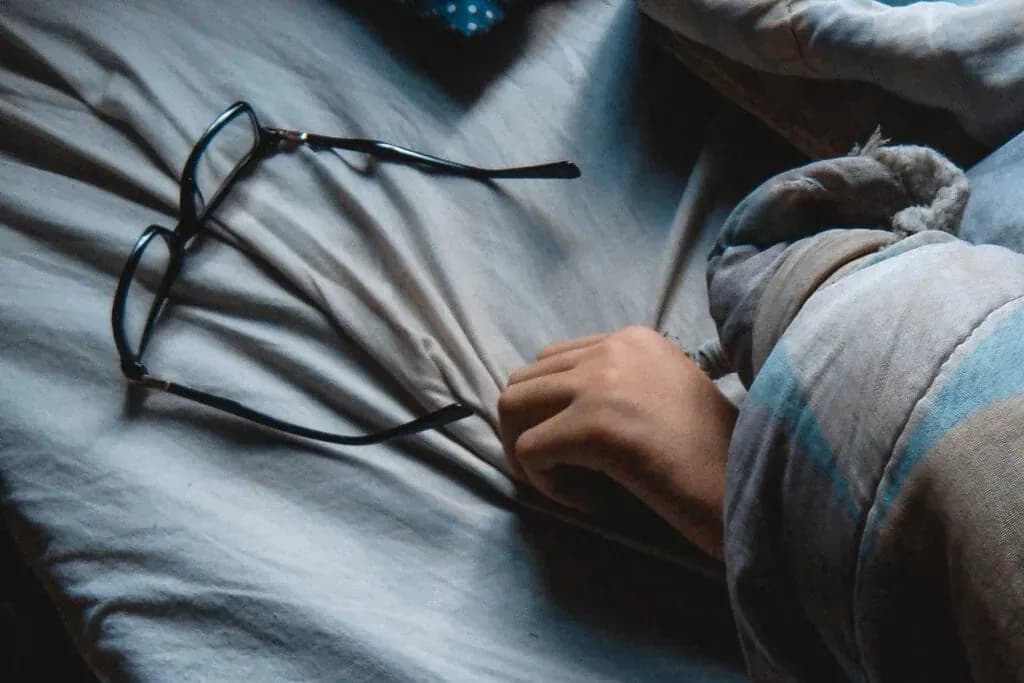 Spava čovjek i naočale