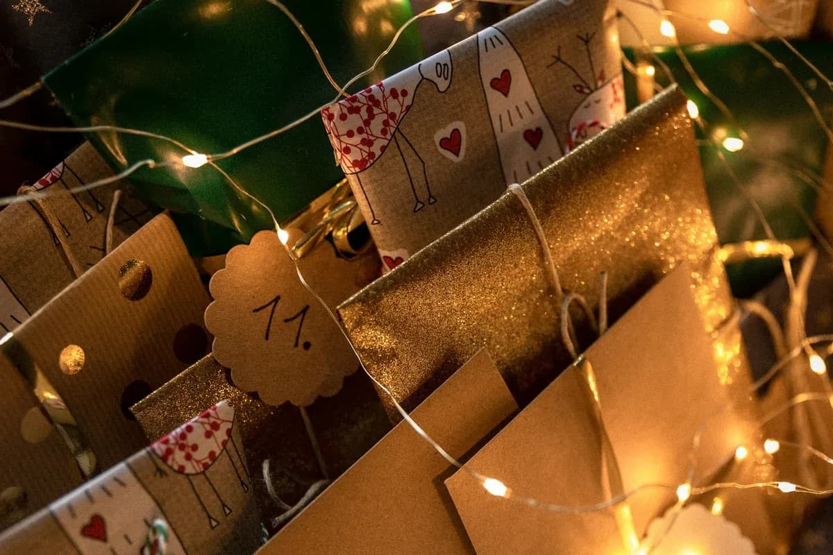 Adventski kalendar od papirnatih vrećica s brojevima i lampicama