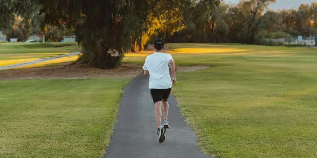 Čovjek trči u parku