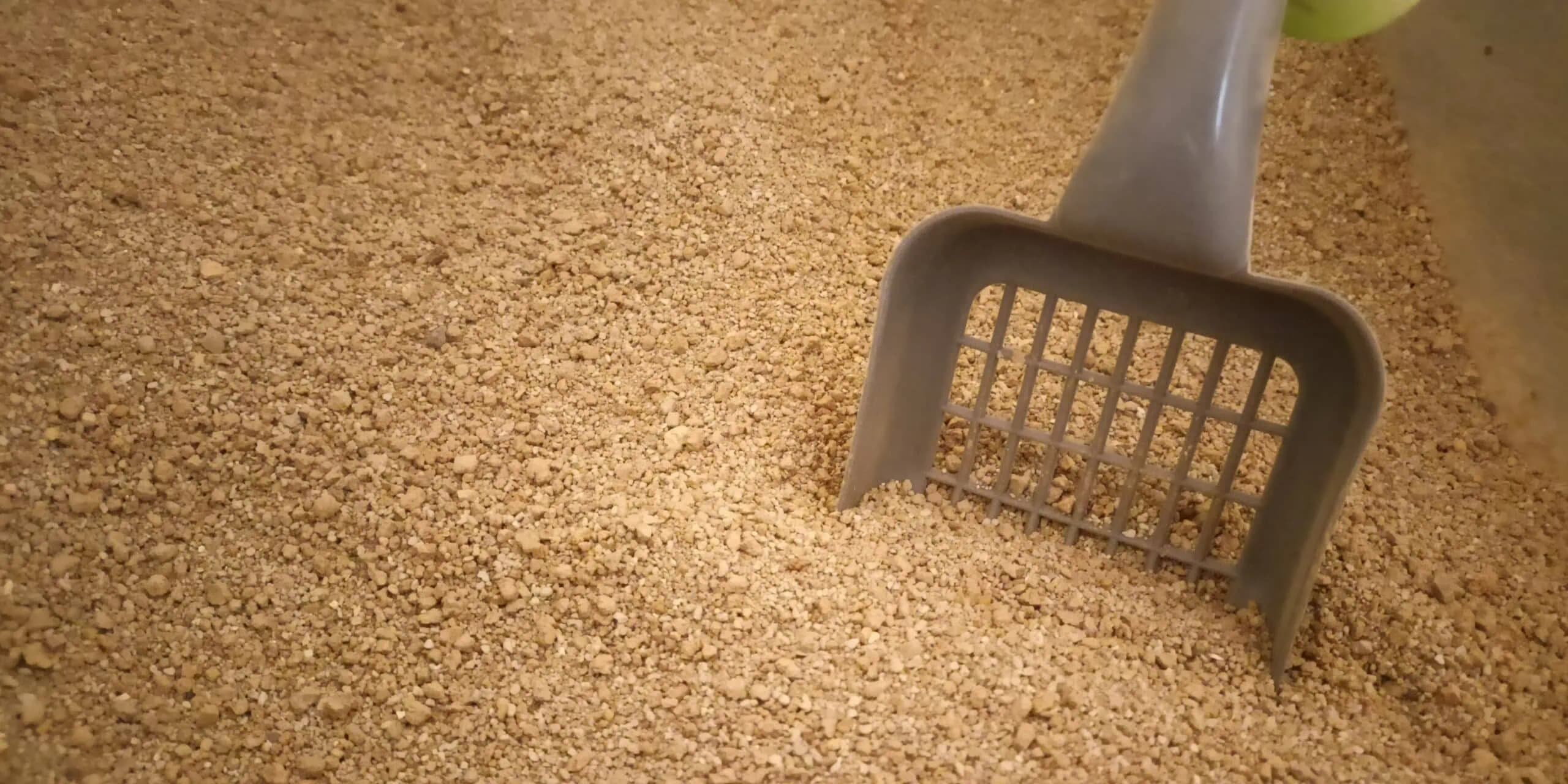 WC za mačke - lopatica u posipu