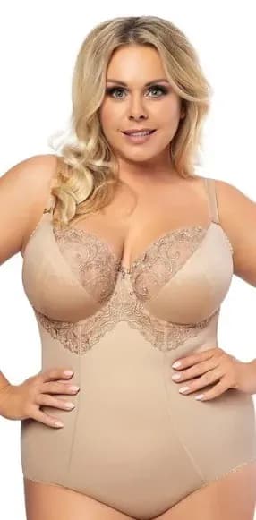 manekenka u steznom donjem rublju