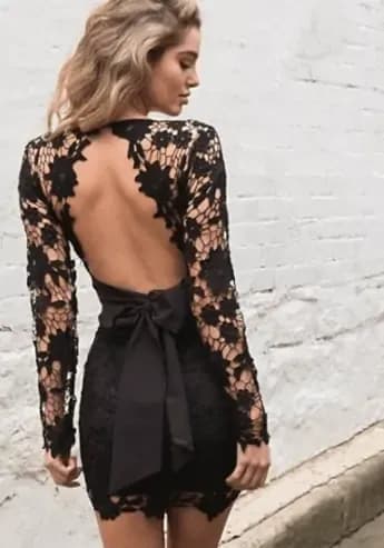 žena u haljini s otvorenim leđima